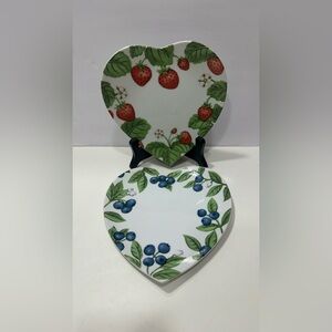 2 William Sonoma Berry Heart Shaped Plates Buleberry Strawberry Made In Japan